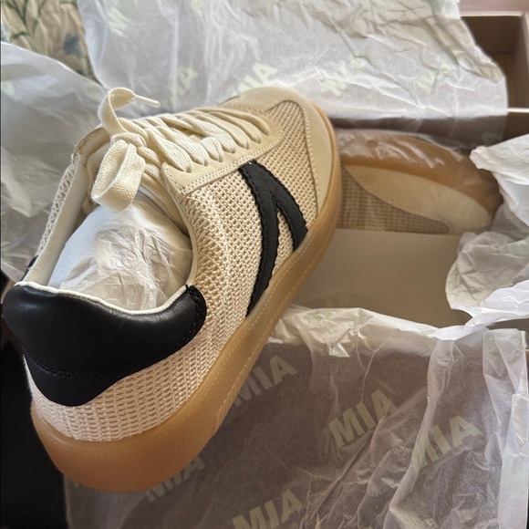 NEW IN BOX MIA. Axel in Beige + Black Sneakers - Picture 2 of 4